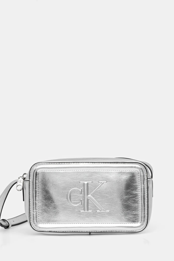 Kabelka Calvin Klein imitácia lakovanej kože strieborná LV04F3331G