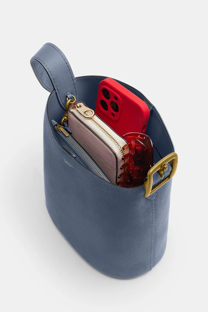 Велурена чанта Coach Suede Bleecker Bucket 21 CCW84 син