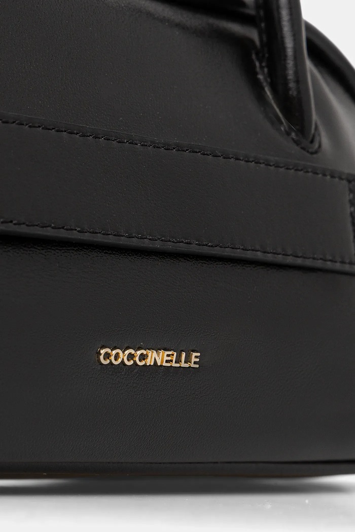 Кожена чанта Coccinelle PAKI SHINY SMOOTH черен E1.U4B.12.02.01