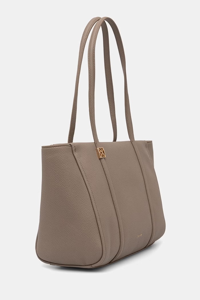 Calvin Klein шопинг чанта дамска от имитация на кожа LV04F3424G бежов SS26