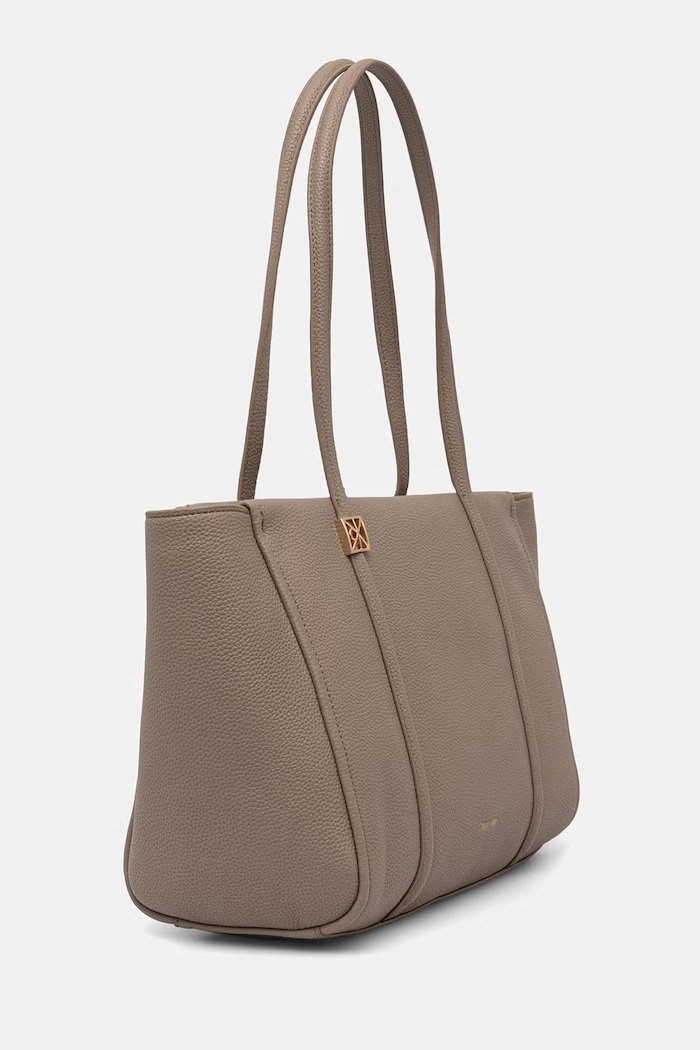 Calvin Klein шопинг чанта дамска от имитация на кожа LV04F3424G бежов SS26