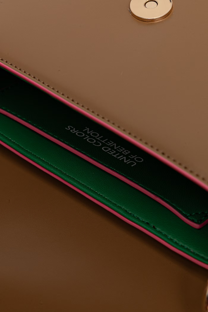 Dámska crossbody kabelka z imitácie kože United Colors of Benetton 6PJNVY014 hnedá