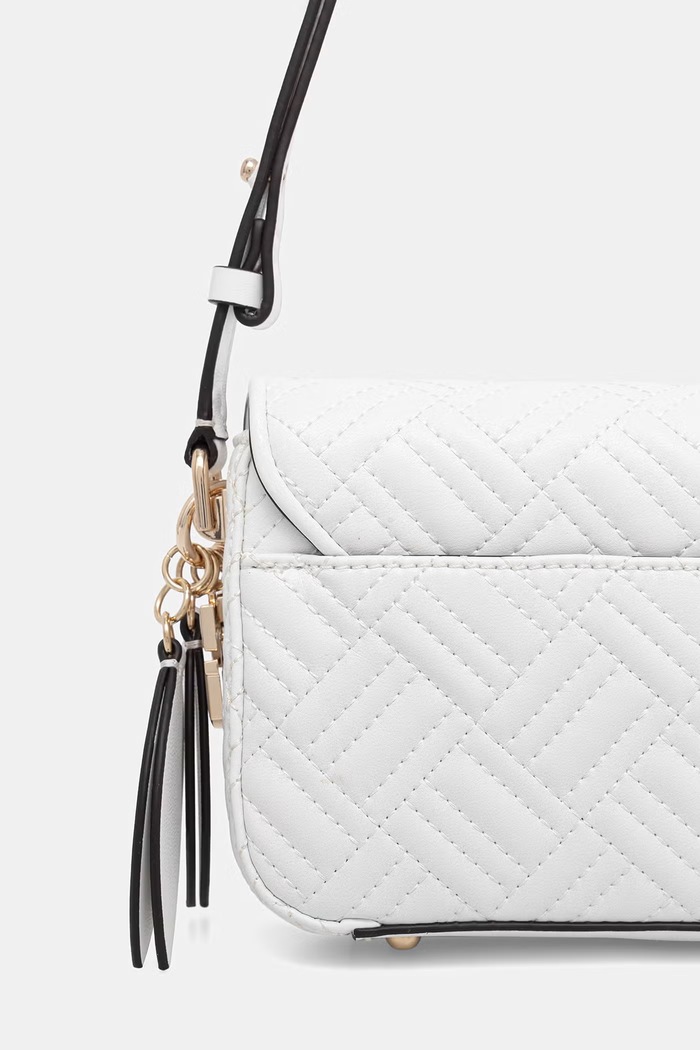 Doplnky Guess dámska bagetová kabelka z imitácie kože SALLY HWQG99.21210 biela