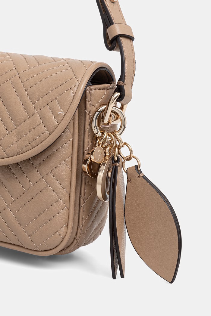 Guess dámska bagetová kabelka z imitácie kože SALLY béžová HWQG99.21210
