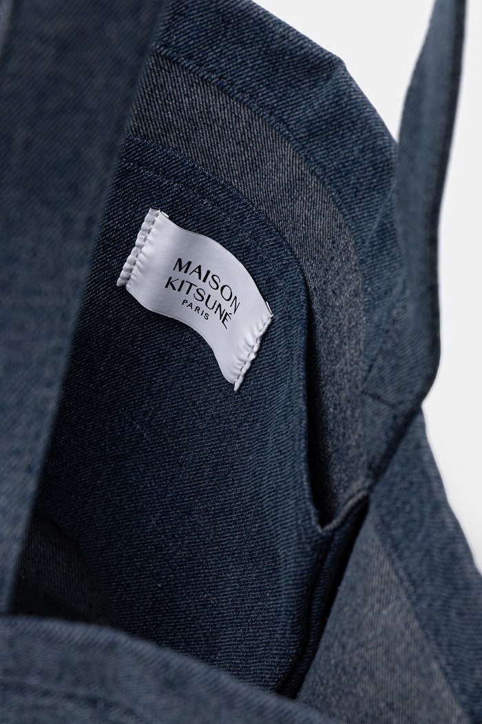 Maison Kitsuné Poetic Script Сумка-шоппер для женщин из денима QU05119WW9042 голубой