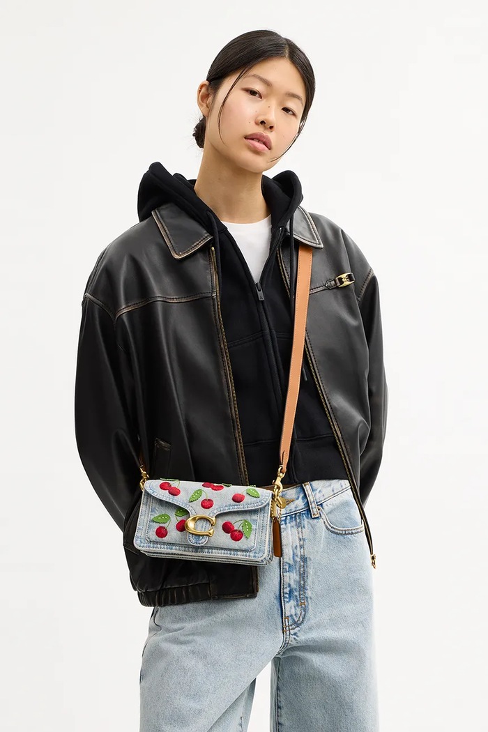 Coach geantă crossbody pentru femei, din piele Cherry Embroidered Denim Tabby 20 CDZ33