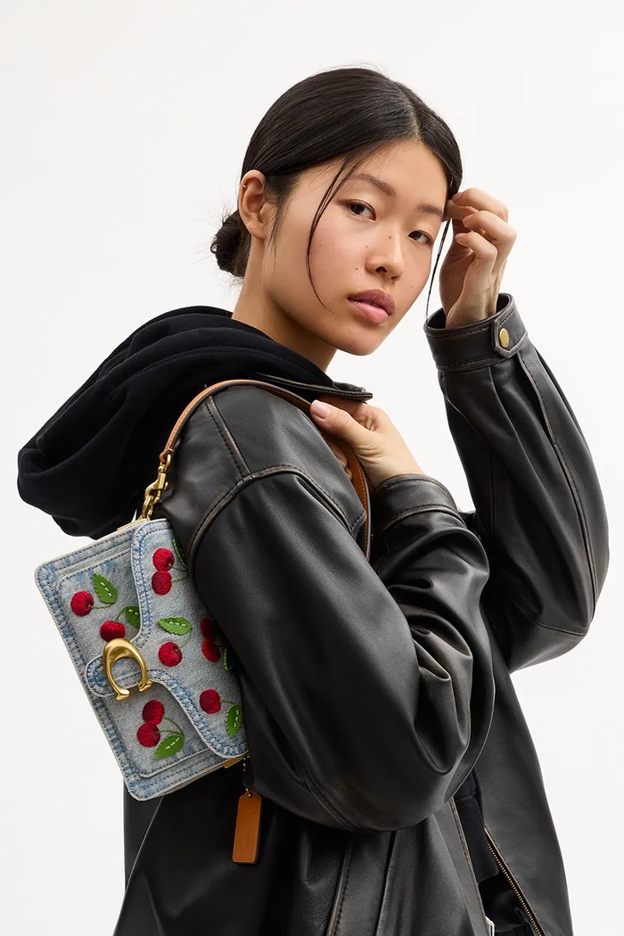 Coach geantă crossbody pentru femei, din piele Cherry Embroidered Denim Tabby 20 CDZ33