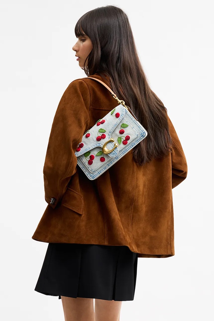 Coach crossbody kabelka dámská kožená Cherry Embroidered Denim Tabby 26 CDZ32