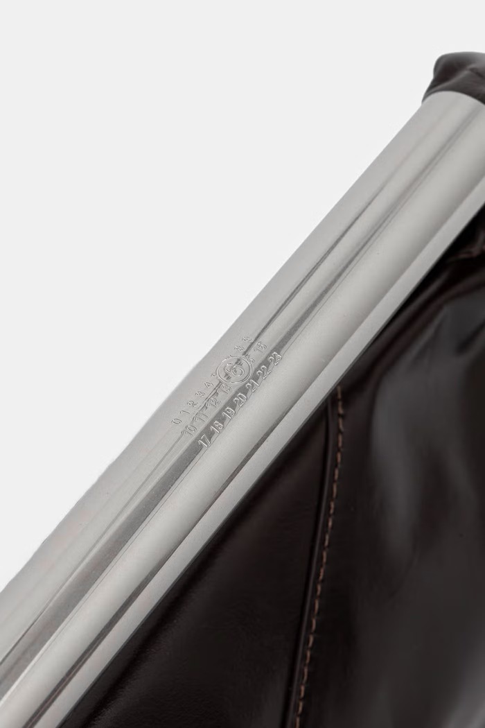 MM6 Maison Margiela torebka bagietka damska skórzana brązowy SB6WD0046.P7560