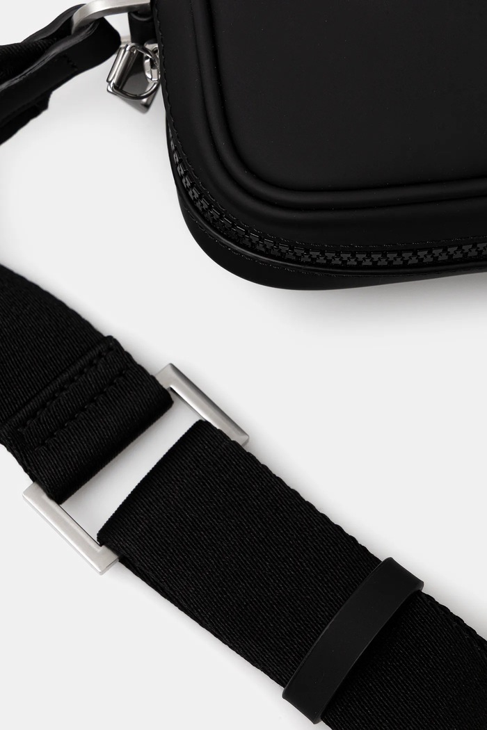Malá taška Karl Lagerfeld KL ESSENTIAL čierna B1M30273