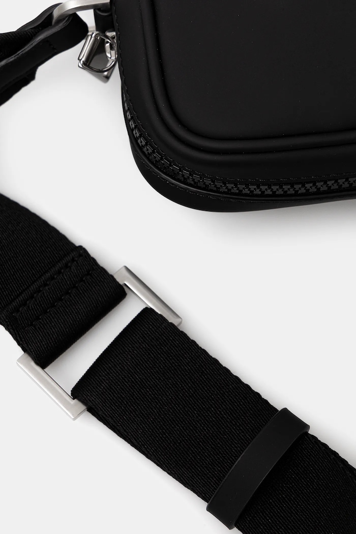 Malá taška Karl Lagerfeld KL ESSENTIAL čierna B1M30273