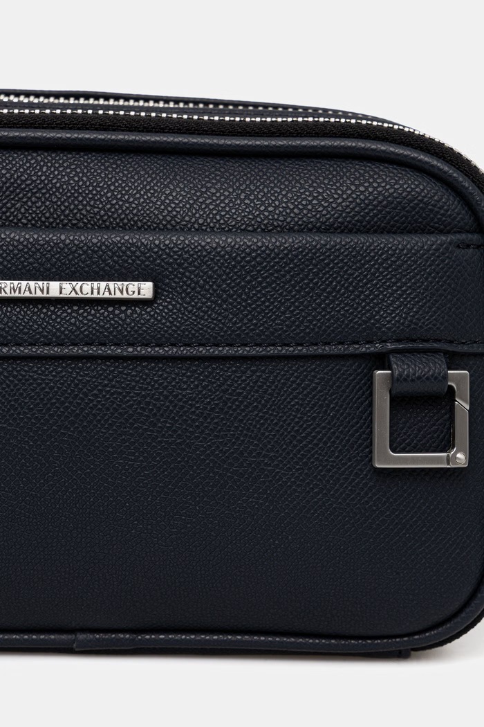 Armani Exchange torbica moška iz umetnega usnja XM002038.AF19931 mornarsko modra SS26