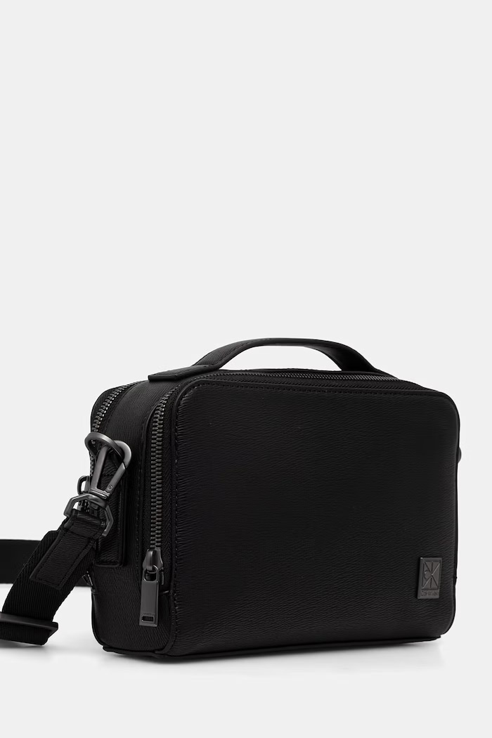 Calvin Klein borsetă pentru bărbați, cu imitație de piele LV04D3291G negru SS26
