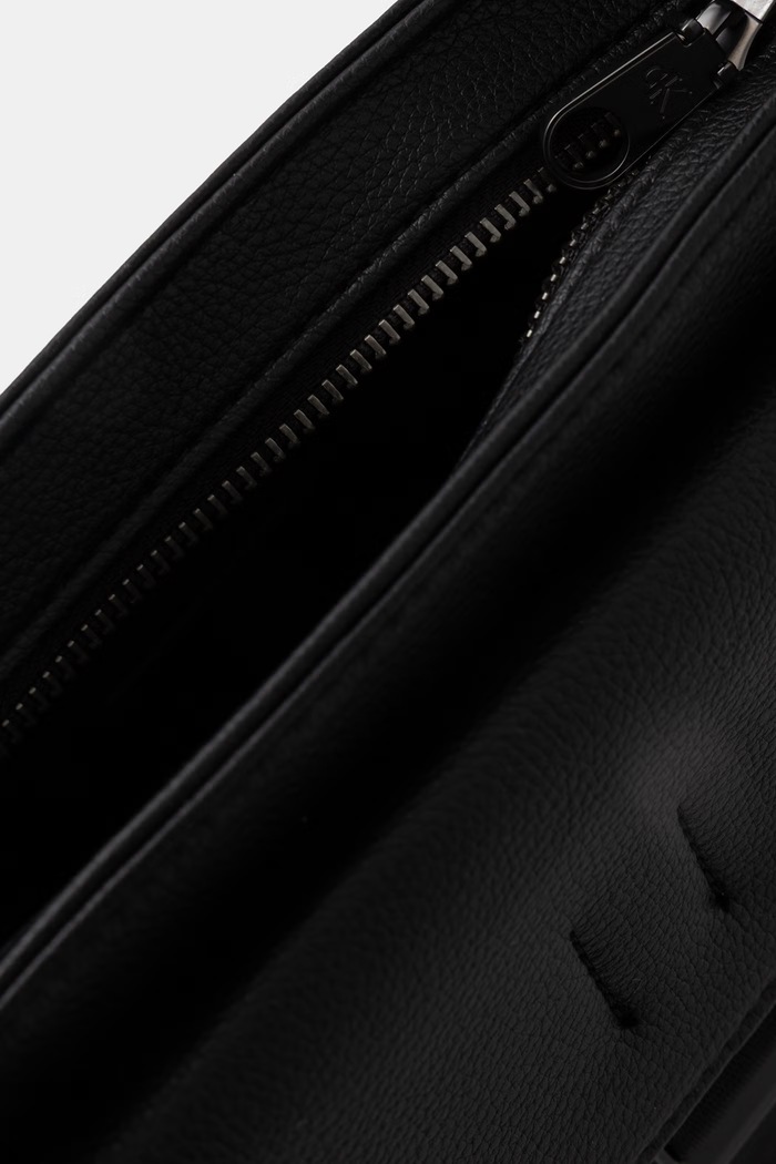 Calvin Klein vrecko pánske z imitácie kože LV04D3343G čierna