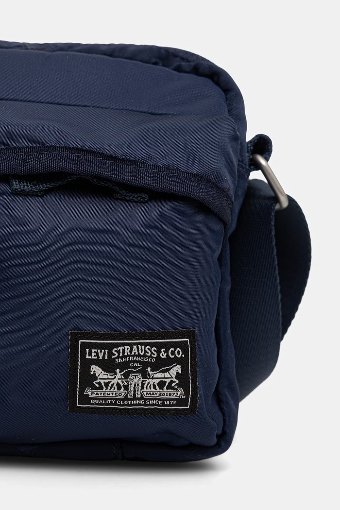 Malá taška Levi's MISSION BAY CROSSBODY tmavomodrá 004C4.0005