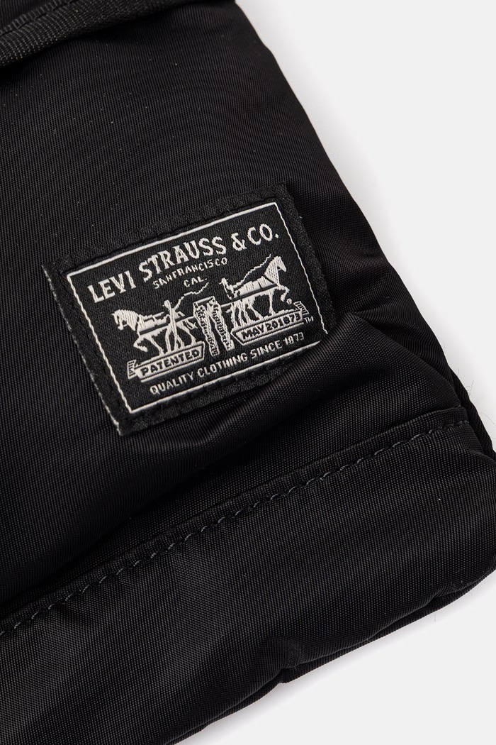 Malá taška Levi's MISSION BAY POUCH čierna 005CU