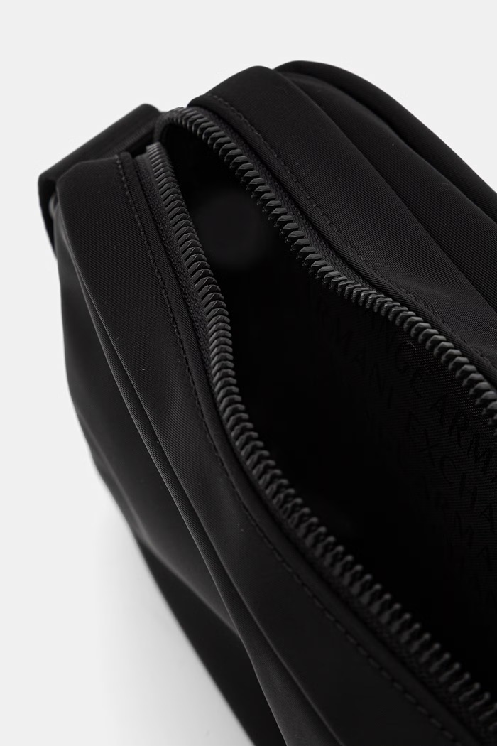 Armani Exchange mala torba za muškarce XM002535.AF22538 crna