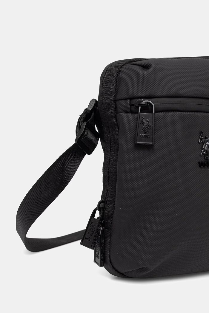 Malá taška U.S. Polo Assn. ARROWHEAD BEUA38741MPO čierna AA00