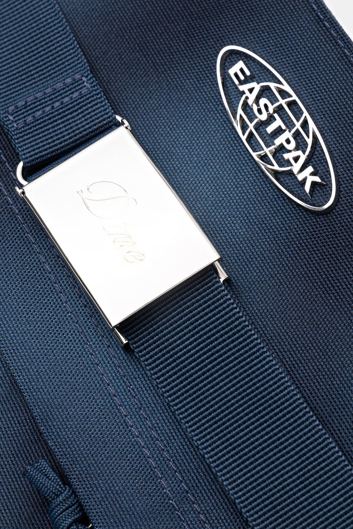 Eastpak SKATE TOTE Dime Navy geantă bleumarin EK0A5BNBA0I1