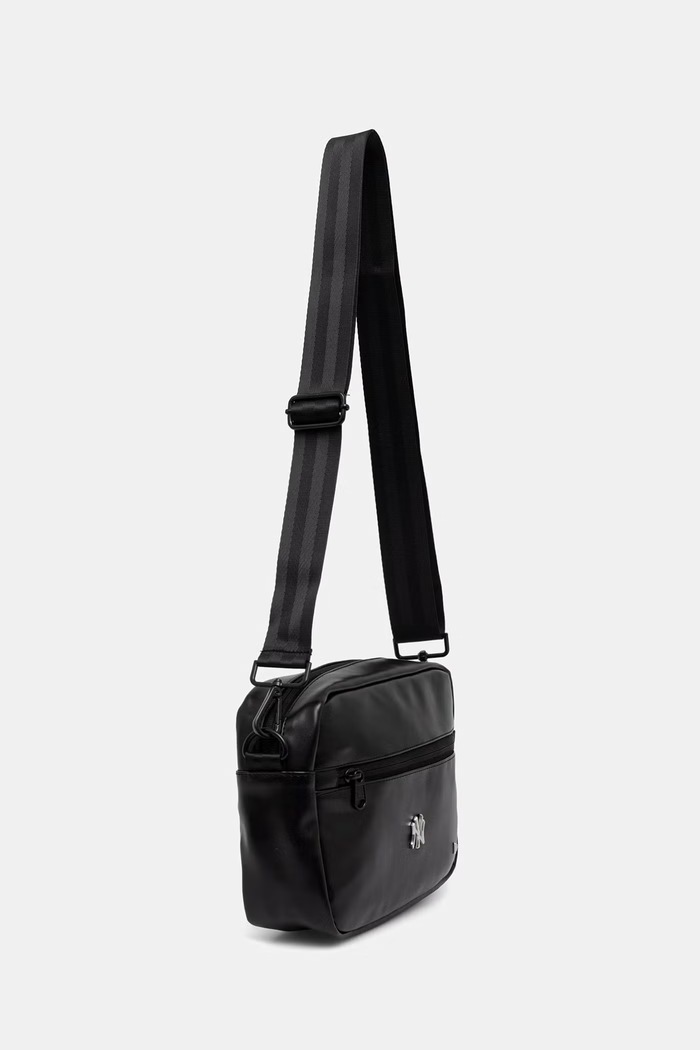 New Era saszetka z imitacji skóry CAMERA BAG NYY 60856101 czarny SS26