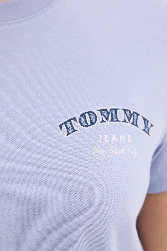 Bavlnené tričko Tommy Jeans DW0DW22516 fialová