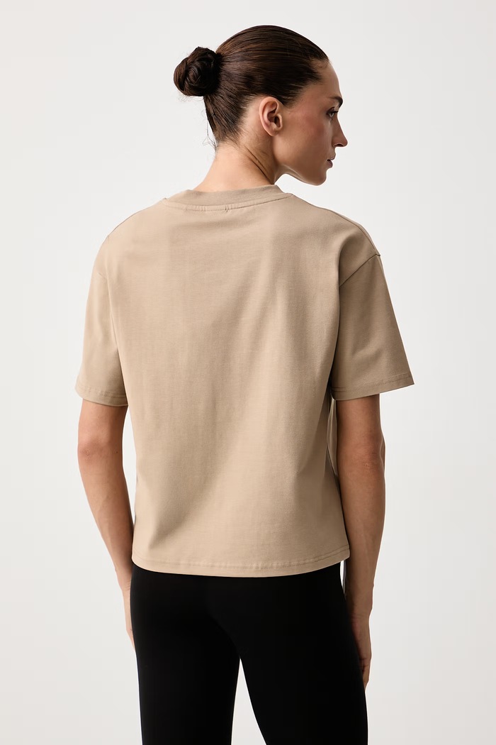 HUGO T-shirt oversize damski z modalem SIGNATURE_TSHIRT 50556807 beżowy SS26
