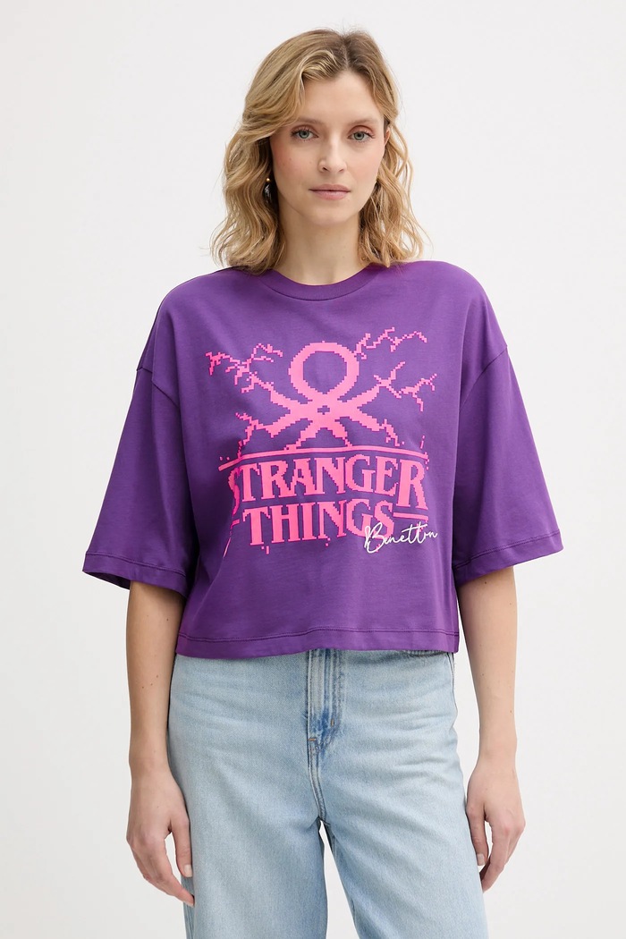 Bavlněné tričko United Colors of Benetton x Stranger Things kulatý fialová 3BL0D10BC