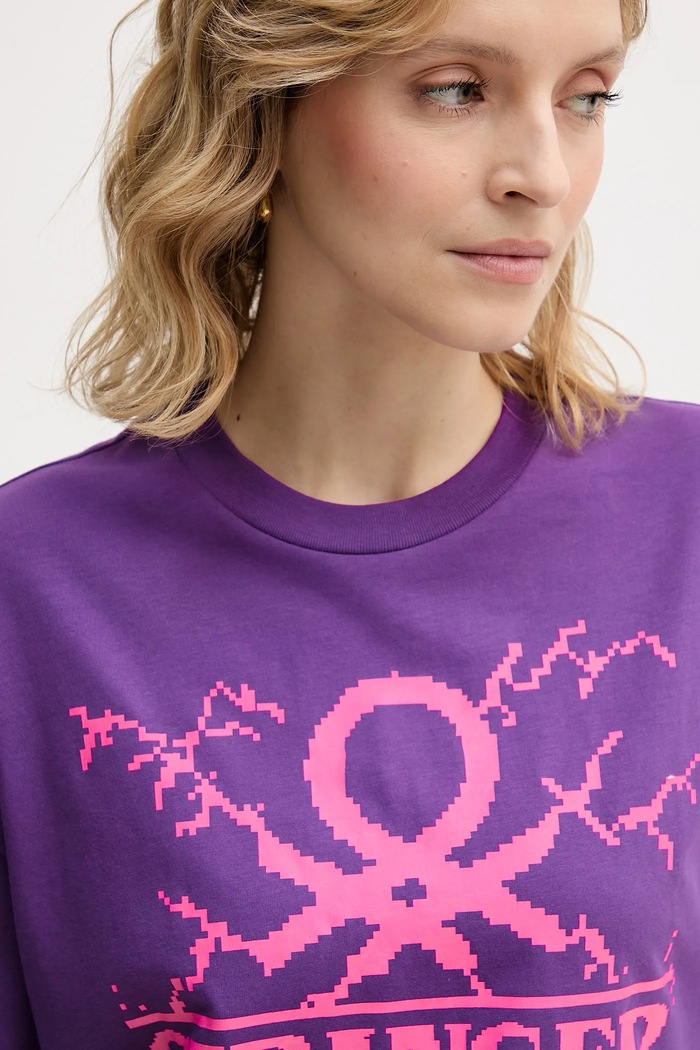 Bavlněné tričko United Colors of Benetton x Stranger Things fialová 3BL0D10BC