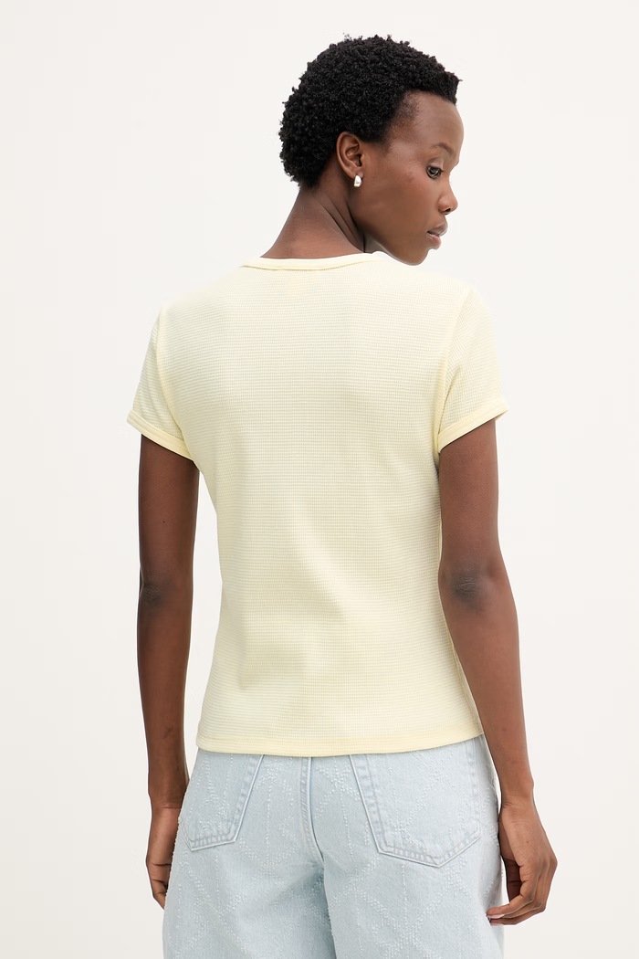 Abbigliamento Calvin Klein Jeans t-shirt da donna con cotone LV047F233G giallo