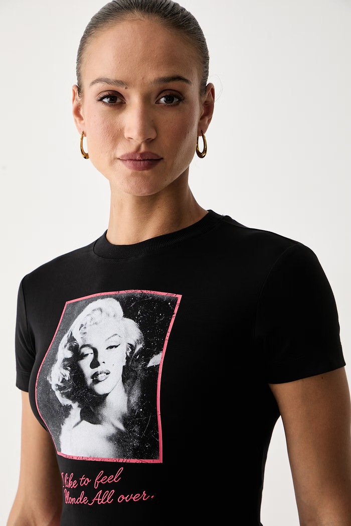 Guess crop top damski z wiskozą MARILYN MONROE czarny W6YI64.K6710