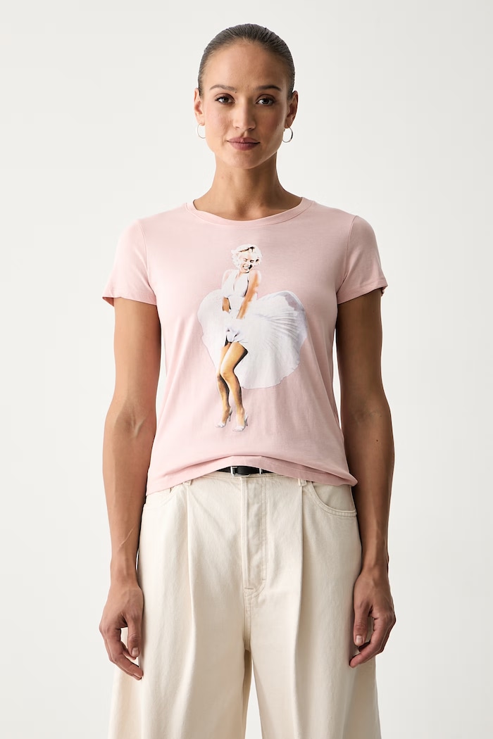 Guess T-shirt damski bawełniany MARILYN MONROE różowy W6YI66.K6715