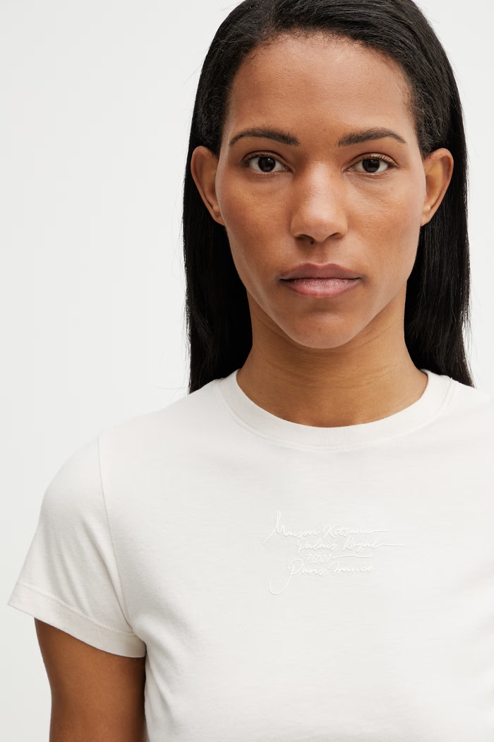 Maison Kitsuné Poetic Script tričko bavlněné dámské béžová QW00107KJ7026