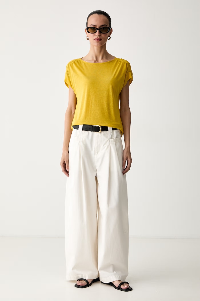 United Colors of Benetton majica za žene s dodatkom lana 35LVD10D5 zlatna SS26