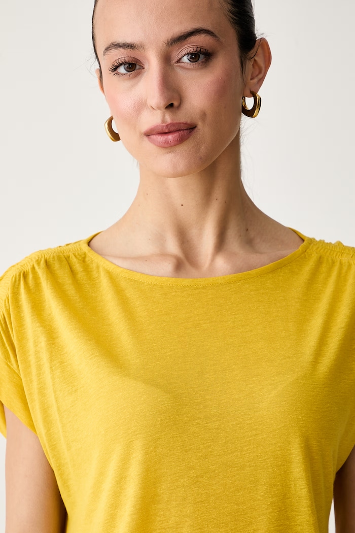 United Colors of Benetton majica za žene s dodatkom lana zlatna 35LVD10D5