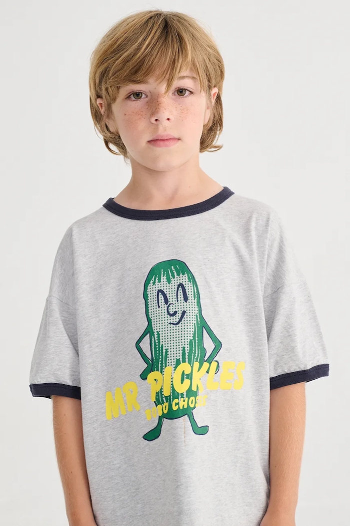 Παιδικό βαμβακερό μπλουζάκι Bobo Choses Mr Pickles στάμπα γκρί 126AC018