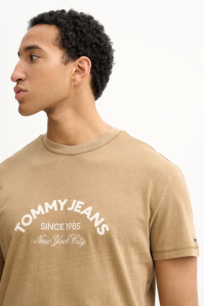 Bavlnené tričko Tommy Jeans hnedá DM0DM22328