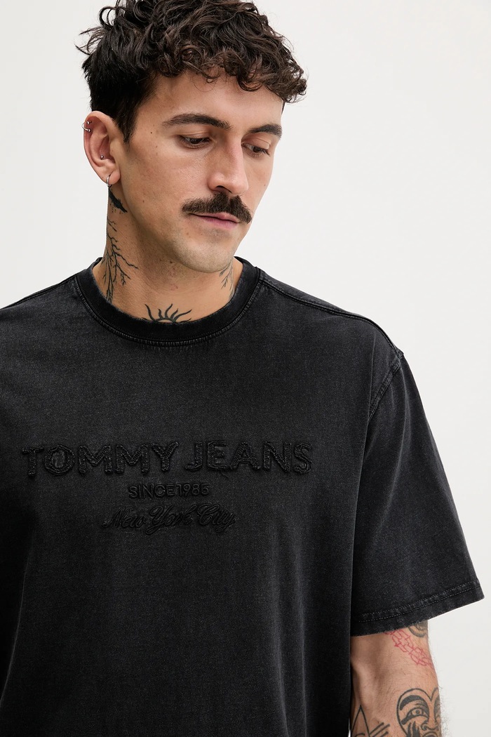 Tommy Jeans pamut póló fekete DM0DM22330