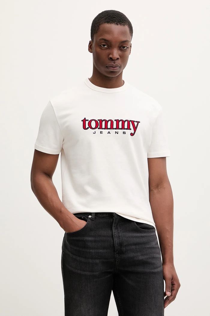 Βαμβακερό μπλουζάκι Tommy Jeans απλικέ μπεζ DM0DM22719