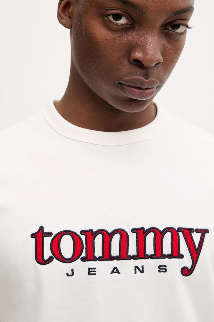 Βαμβακερό μπλουζάκι Tommy Jeans μπεζ DM0DM22719