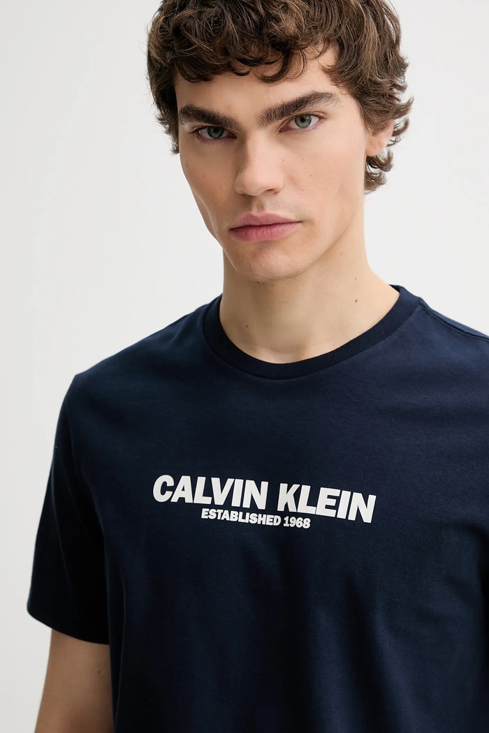Bombažna kratka majica Calvin Klein mornarsko modra LV04RE820G