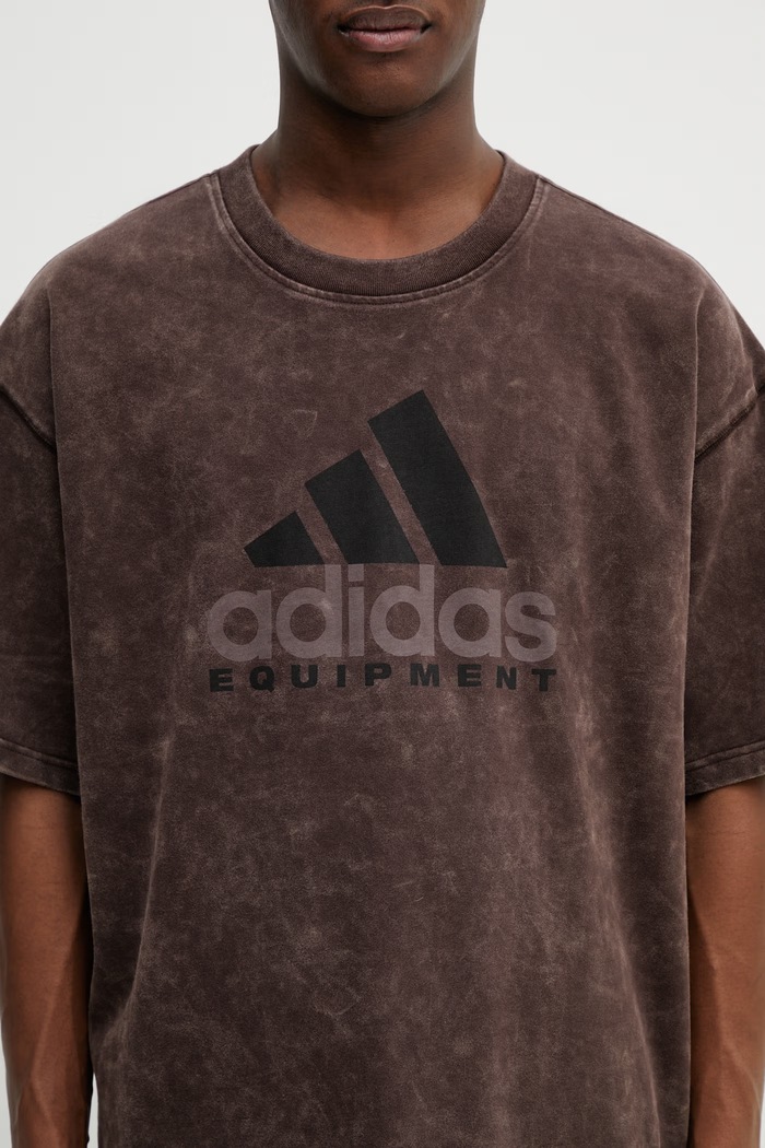 Βαμβακερό μπλουζάκι adidas Originals Equipment Tee καφέ KE1357