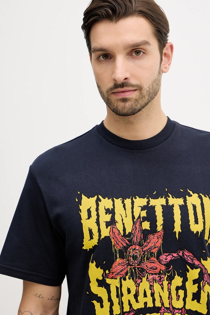 T-shirt bawełniany x Stranger Things United Colors of Benetton 3BL0U10BB granatowy