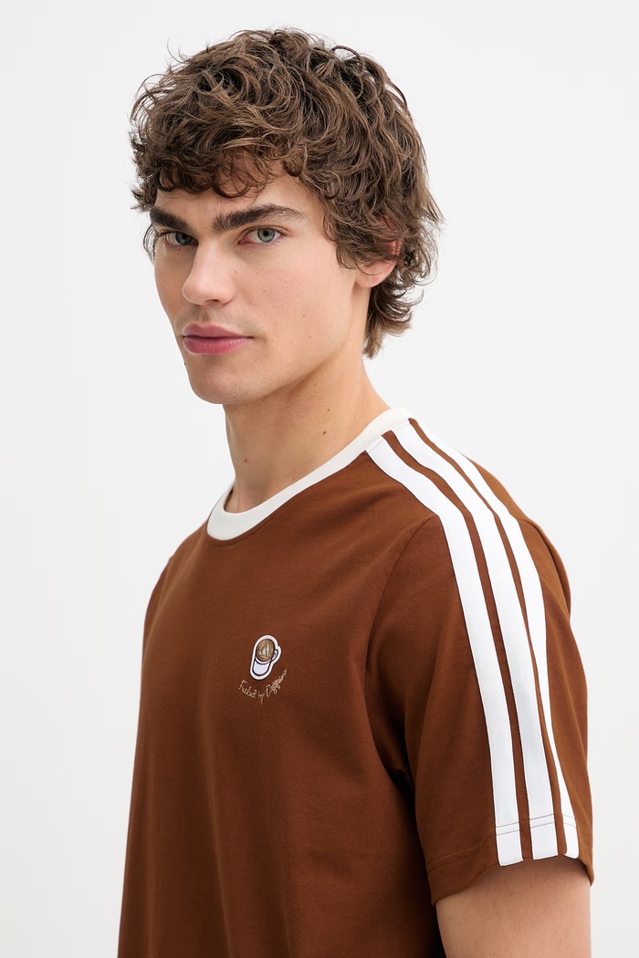 adidas t-shirt bawełniany Coffee Cup brązowy JZ5070