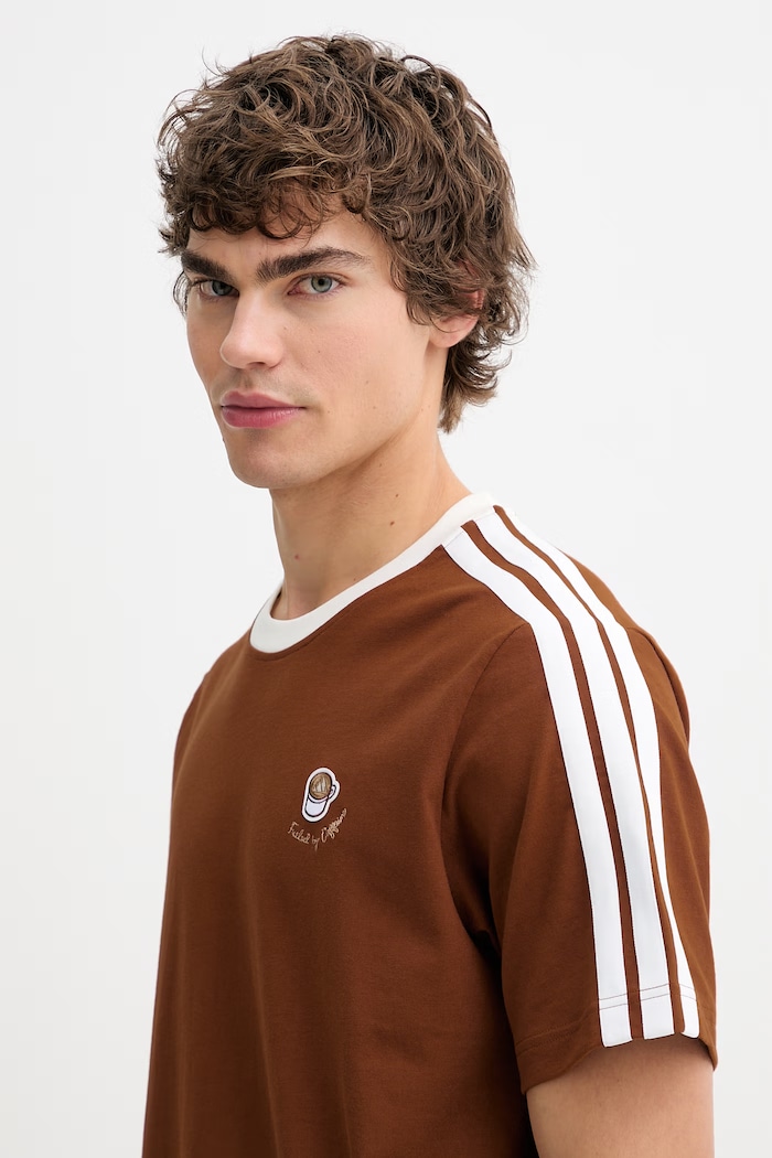adidas t-shirt bawełniany Coffee Cup brązowy JZ5070