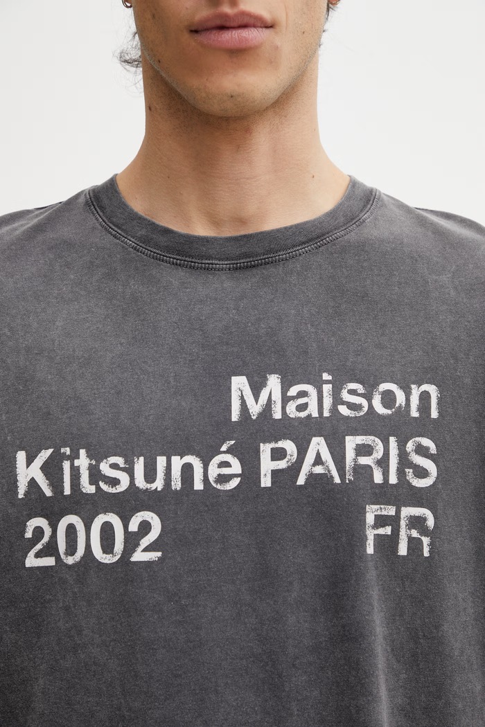 Maison Kitsuné 2002 oversize majica kratkih rukava od pamuka za muškarce siva PM00124KJ7036