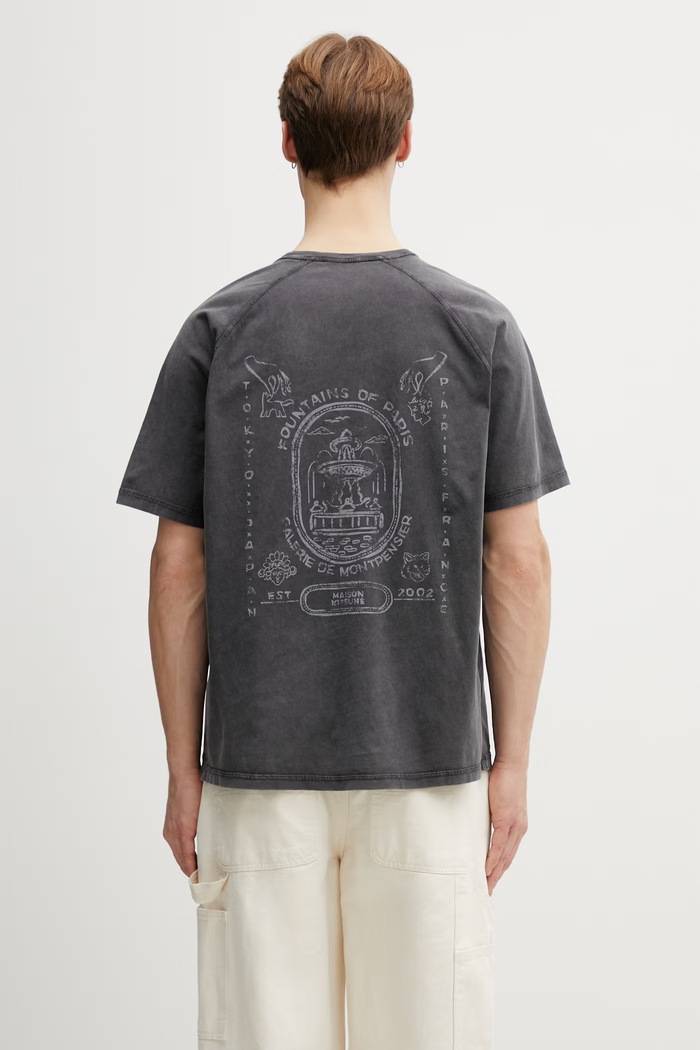 Одежда Хлопковая футболка Maison Kitsuné Fountain Stamp QM00103KJ7036 серый