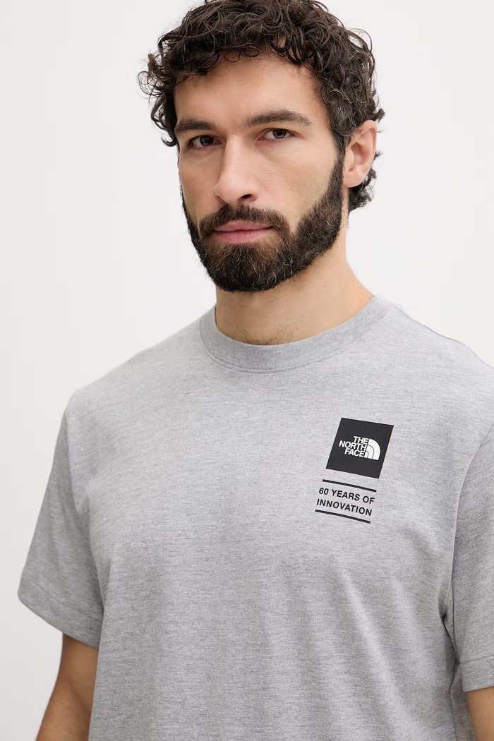 The North Face pánske tričko s bavlnou CELEBRATION sivá NF0A8GARCQO1
