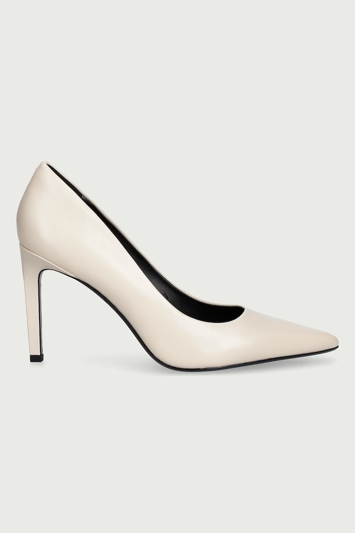 Calvin Klein Szpilki skórzane ESS STILE 90 POLISHED LTH HW0HW03383 beżowy SS27