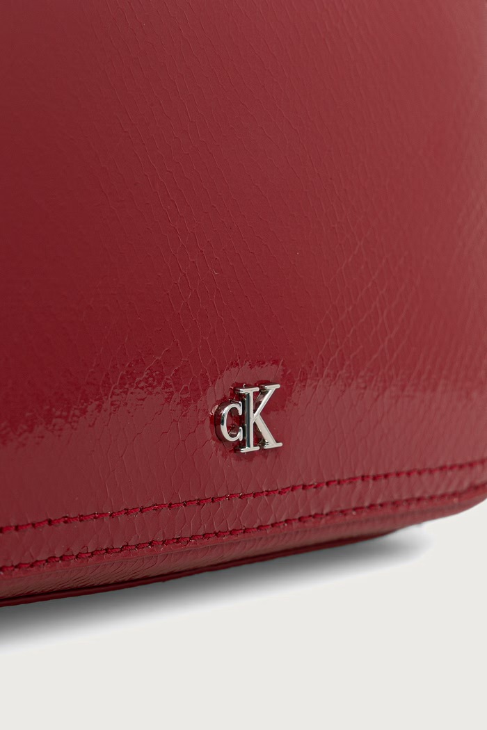 Torebka crossbody damska z imitacji skóry Calvin Klein LV04F3858G czerwony