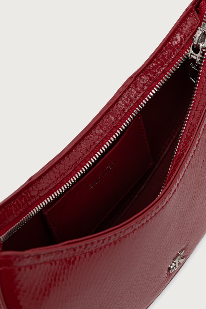 Torebka hobo damska z imitacji skóry Calvin Klein czerwony LV04F3860G